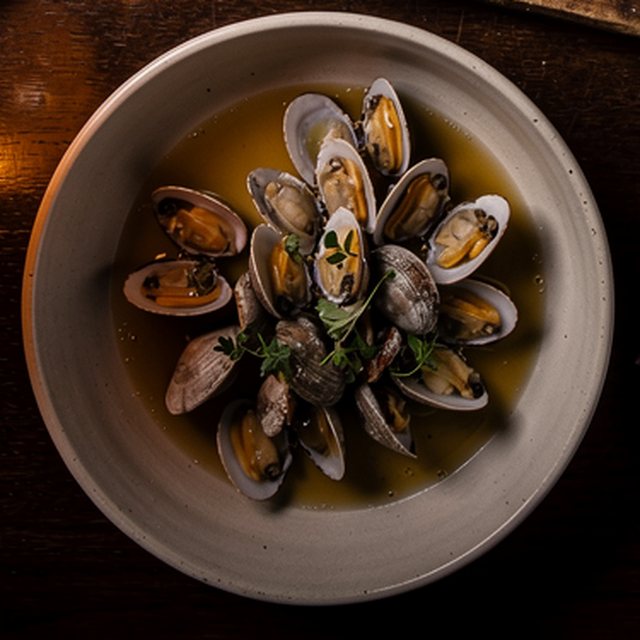 Pipis in white wine and garlic